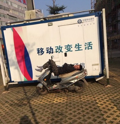 这位大哥是真的累了人物gif搞笑图片