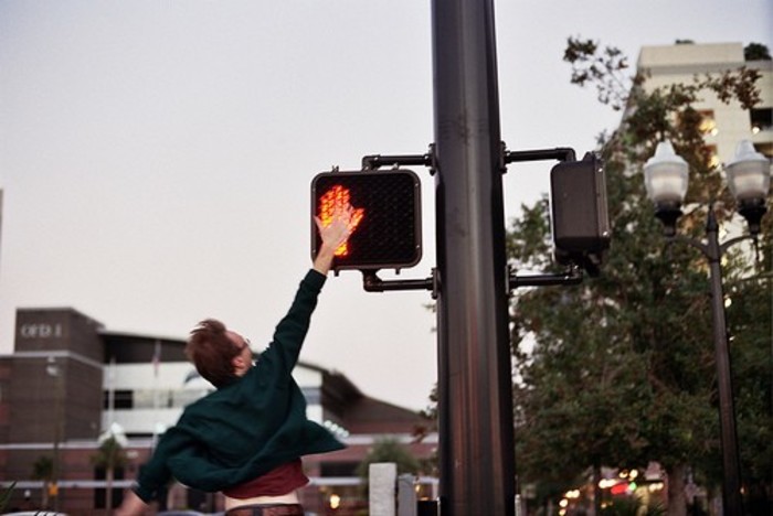 give me five人物gif搞笑图片