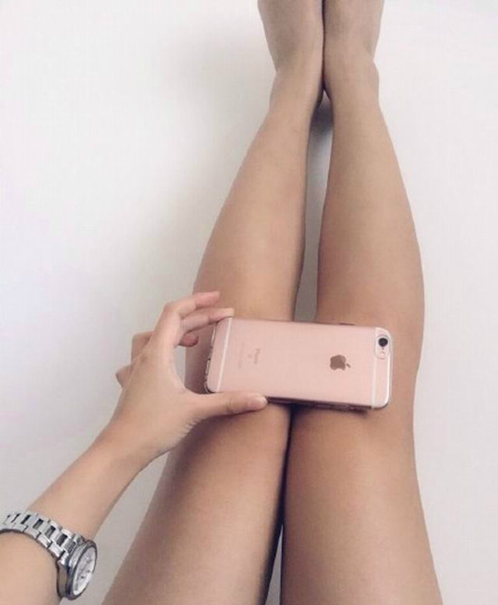 风靡网络的iPhone腿，性感代言词人物gif搞笑图片