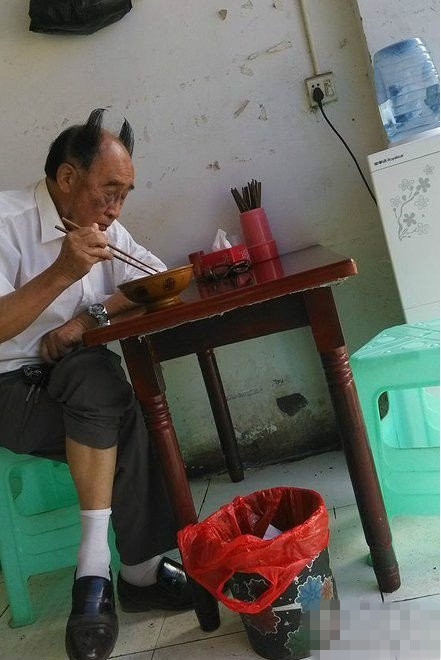 大爷好酷炫的造型呀人物gif搞笑图片