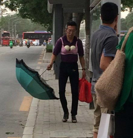 大叔自带的购物袋还是有点特别的人物gif搞笑图片