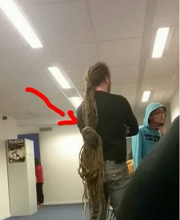 这是头发还是麻绳，真够长的人物gif搞笑图片