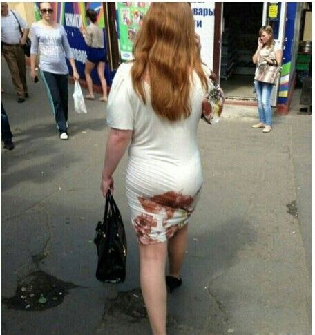 尼玛，我也以为她侧漏了！！人物gif搞笑图片