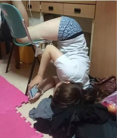 玩手机的妹子，一切尽在掌握中人物gif搞笑图片