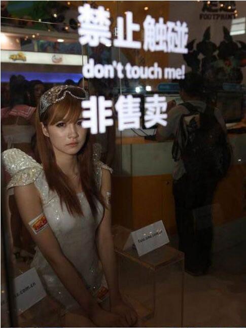 妹子寂寞的都哭了人物gif搞笑图片