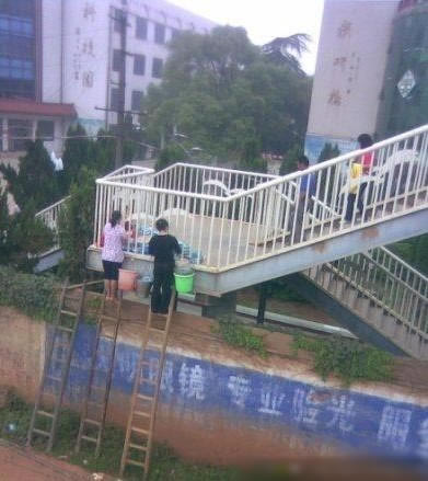 天桥上卖米粉的大婶人物gif搞笑图片