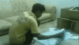 阿三啦，你的电话，快接一下，好咧！哎哟，我擦！人物gif搞笑图片