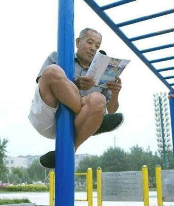 大叔，看个书都上这么高人物gif搞笑图片