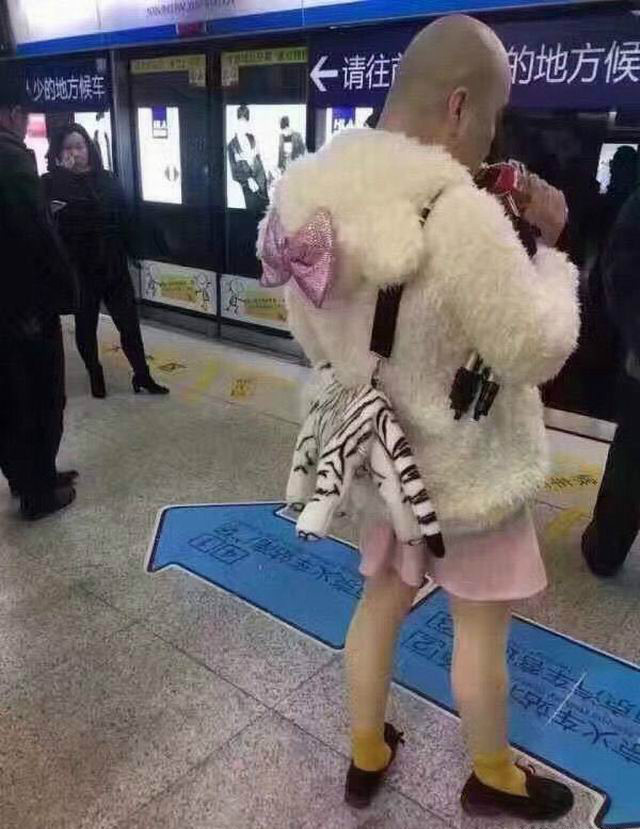 真是一个喜爱粉嫩的小姑娘人物gif搞笑图片