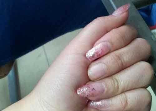 中指甲劈了人物gif搞笑图片