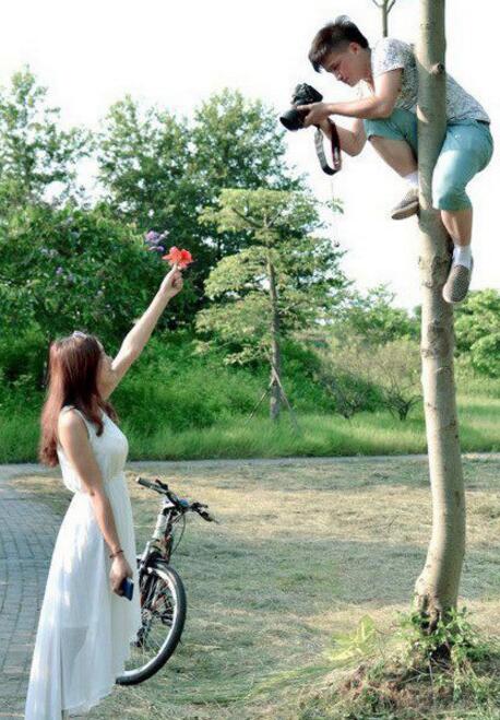 给女友照相不容易啊人物gif搞笑图片