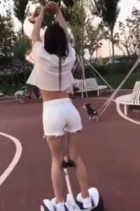 姑娘自从你来公园里练习平衡车，大爷们多了许多人物gif搞笑图片