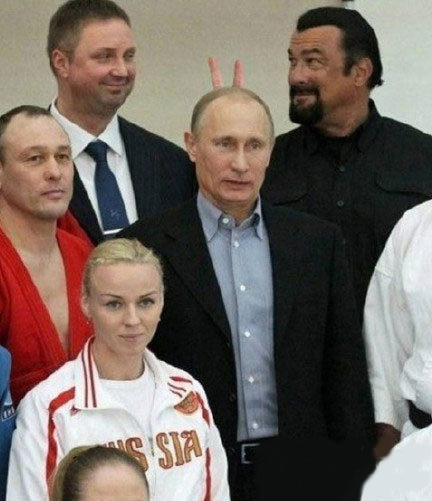 大哥真是童心未泯啊人物gif搞笑图片