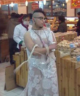 超市见到一哥，气场震到我了人物gif搞笑图片