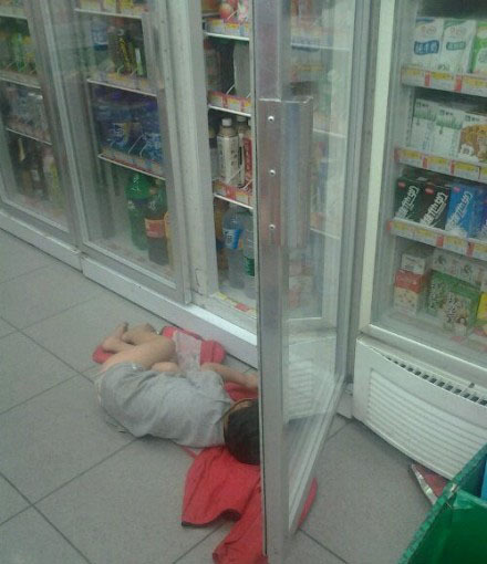 夏天避暑好去处人物gif搞笑图片