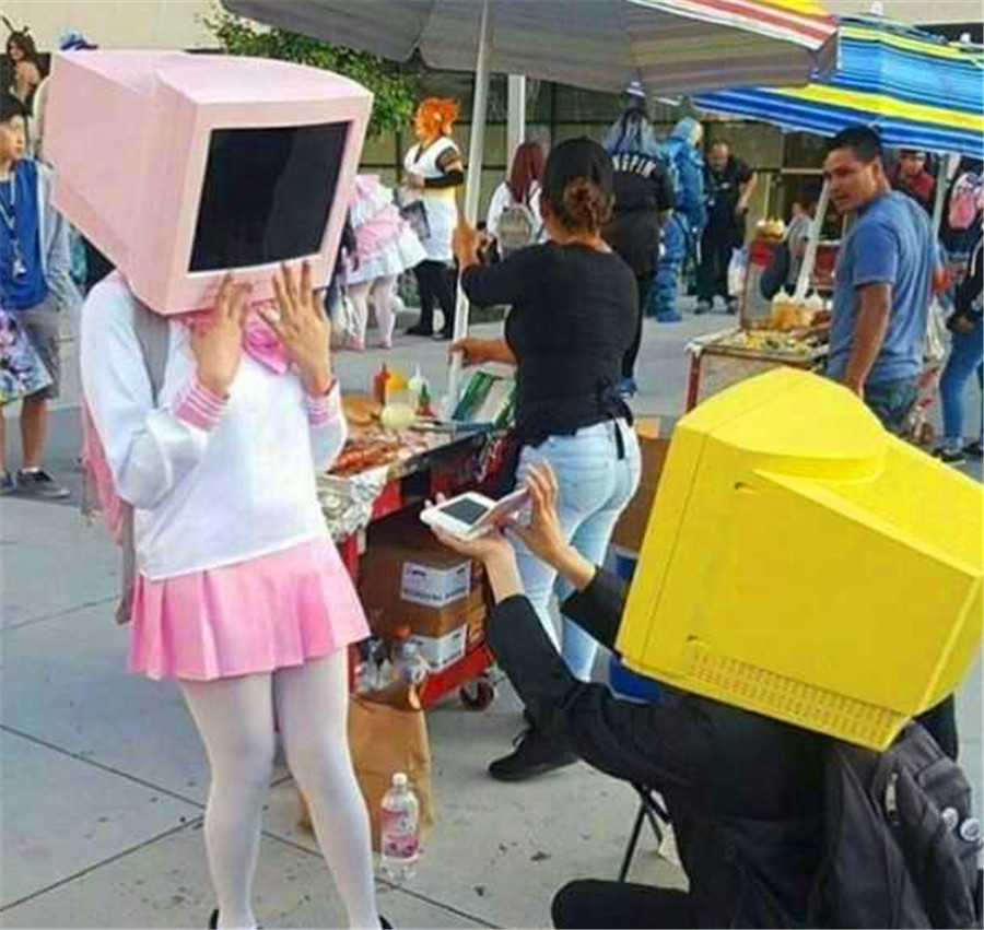 姑娘，你这是没脸见人了吗人物gif搞笑图片