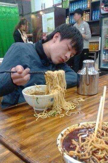 兄弟别睡了，赶紧吃面吧人物gif搞笑图片