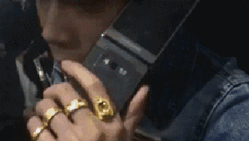 不是哥炫富，哥的造型就是这么酷人物gif搞笑图片