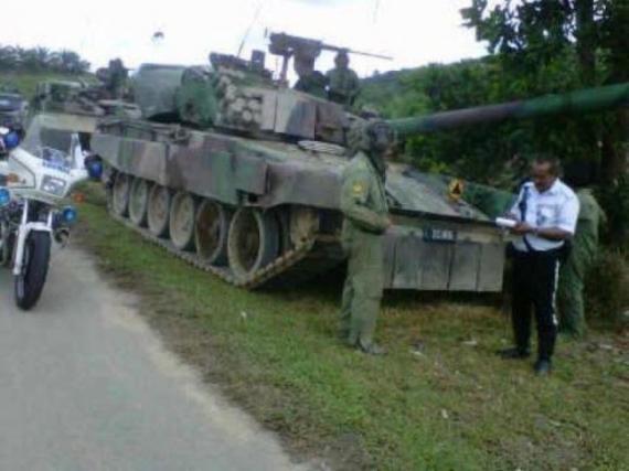 我没超速啊？你压坏草坪了人物gif搞笑图片