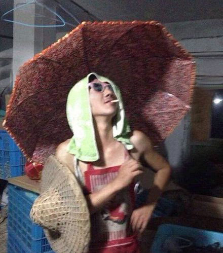 犯二的青年，请勿靠近～人物gif搞笑图片