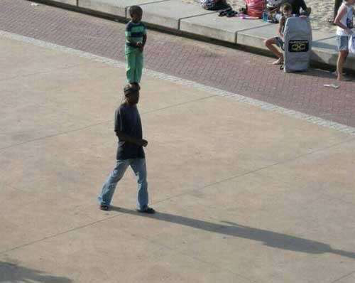 非洲的父子人物gif搞笑图片