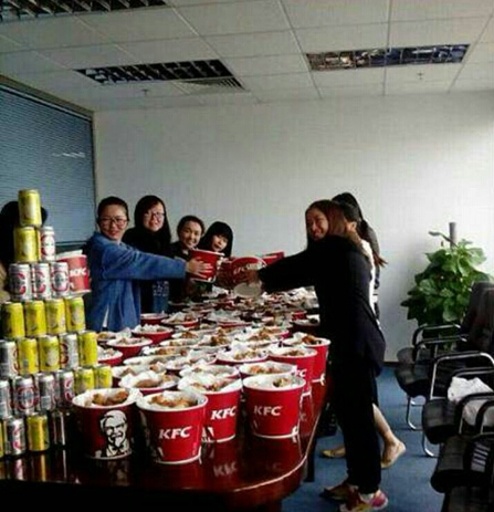 别人家的聚会人物gif搞笑图片