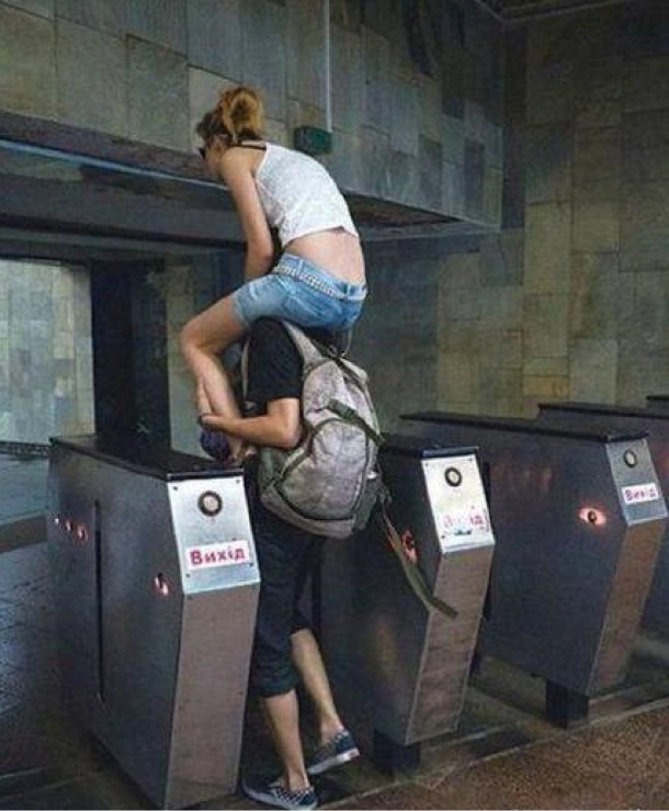 以后坐地铁可以这么搞，这让单身狗情何以堪人物gif搞笑图片