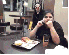 友尽了，看你把妹子吓的人物gif搞笑图片