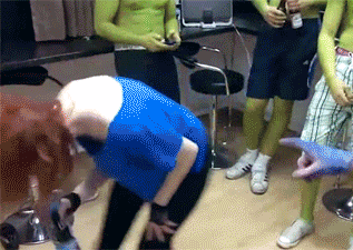 妹子，你啥意思？哪里都不撞就撞那里人物gif搞笑图片