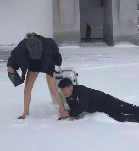 求求你穿上棉裤再出门吧人物gif搞笑图片