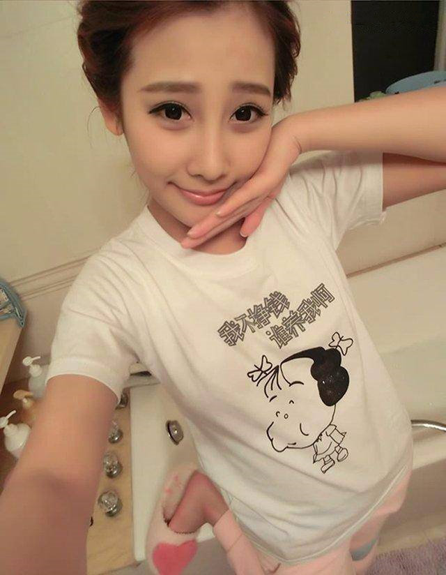 可爱的萌妹子，我不挣钱，难道你养我呀！人物gif搞笑图片