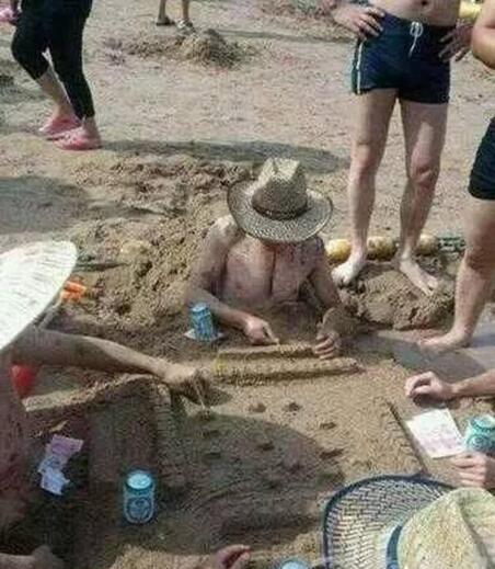 这样打牌凉快多了人物gif搞笑图片