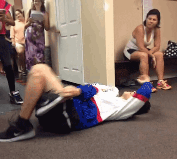 分享一个真正的蛇精病人物gif搞笑图片