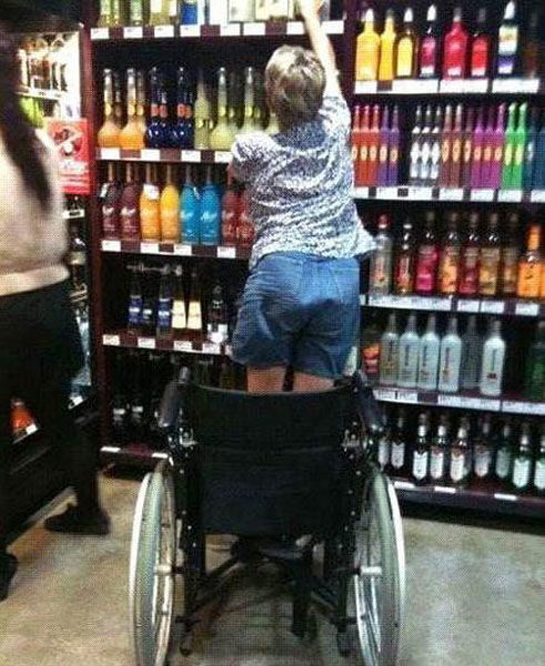 高位截瘫的她，看到酒后，竟然能做出这样的动作，都是酒精拯救了她呀人物gif搞笑图片