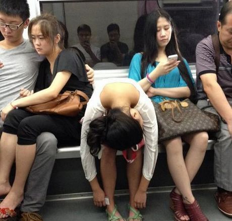 我不会告诉你妹子保持这个睡觉姿势已经20分钟了人物gif搞笑图片