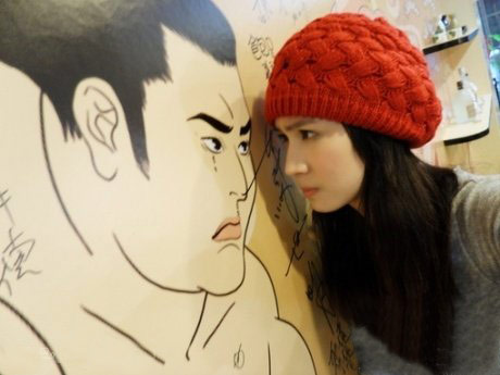 美女与帅哥的对峙人物gif搞笑图片