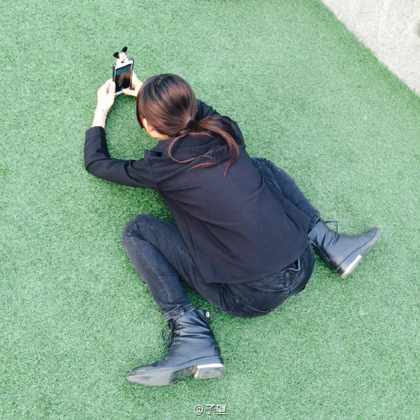 这拍照姿势也没谁了人物gif搞笑图片