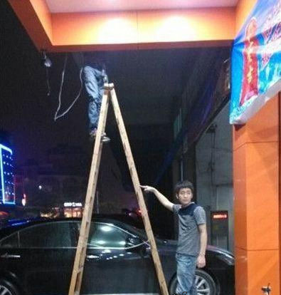 放心吧，我已经扶好了！人物gif搞笑图片