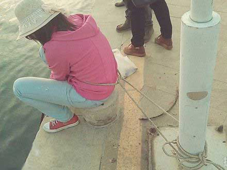 亲人啊，你栓得住我的人，拴不住我的心啊！人物gif搞笑图片