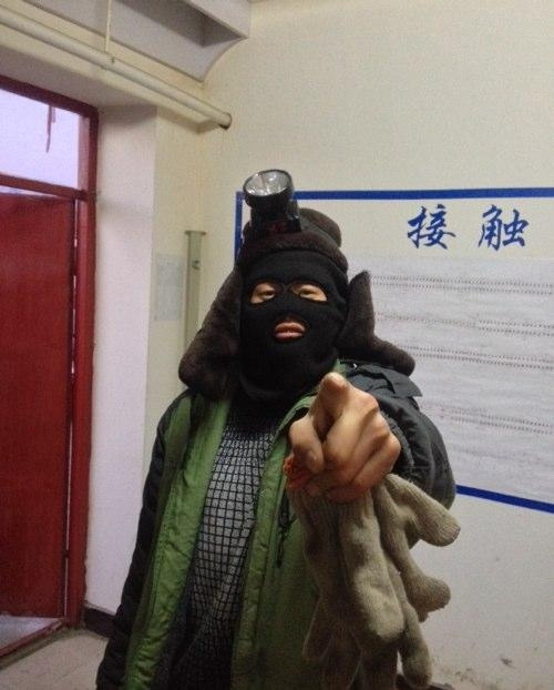 兄弟，维护世界和平的任务就交给你了人物gif搞笑图片