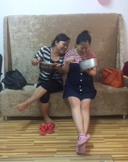 吃着自己锅里的，还盯到别个锅里的人物gif搞笑图片