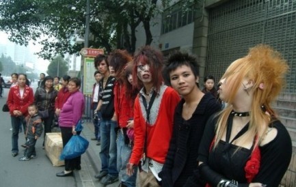 公车站上的男男女女人物gif搞笑图片