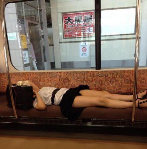 这里睡得不舒服来我家吧人物gif搞笑图片