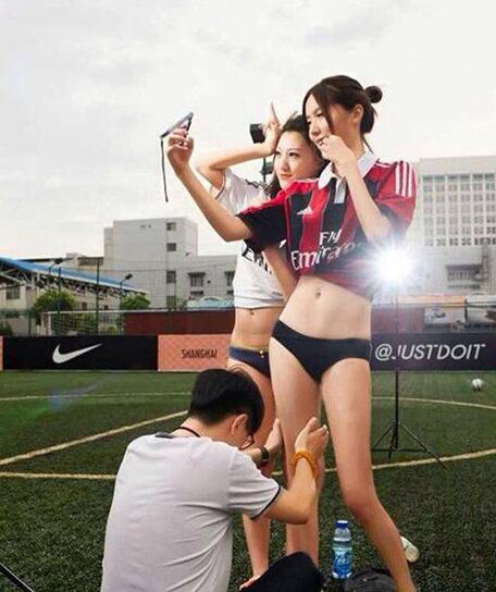 骚年，男人的脸被你丢尽了人物gif搞笑图片