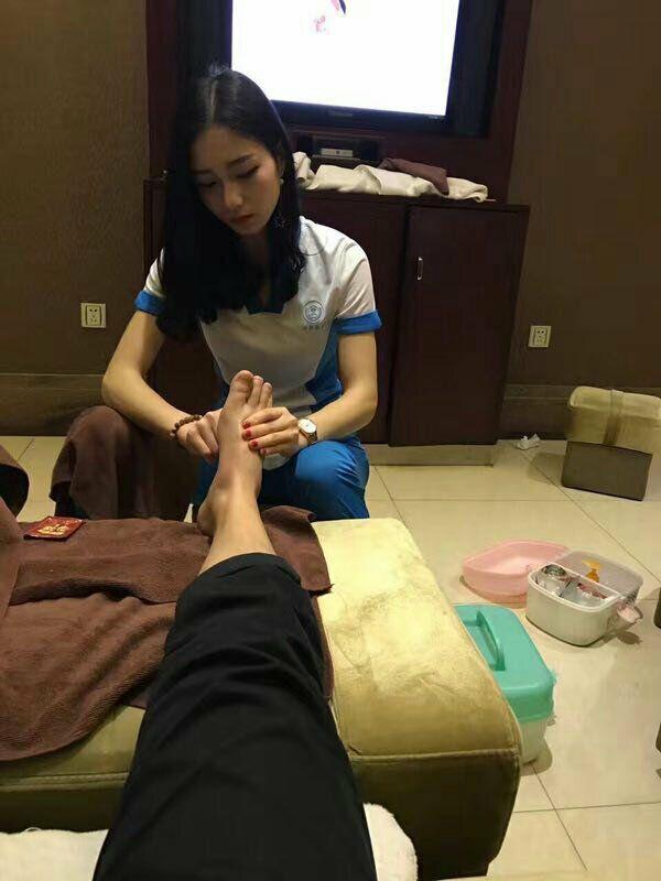 明明可以靠脸吃饭的人物gif搞笑图片