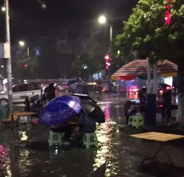 自己点的宵夜下暴雨也要吃完人物gif搞笑图片