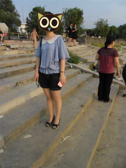 每次拍照总有人抢镜！那小屁孩人物gif搞笑图片