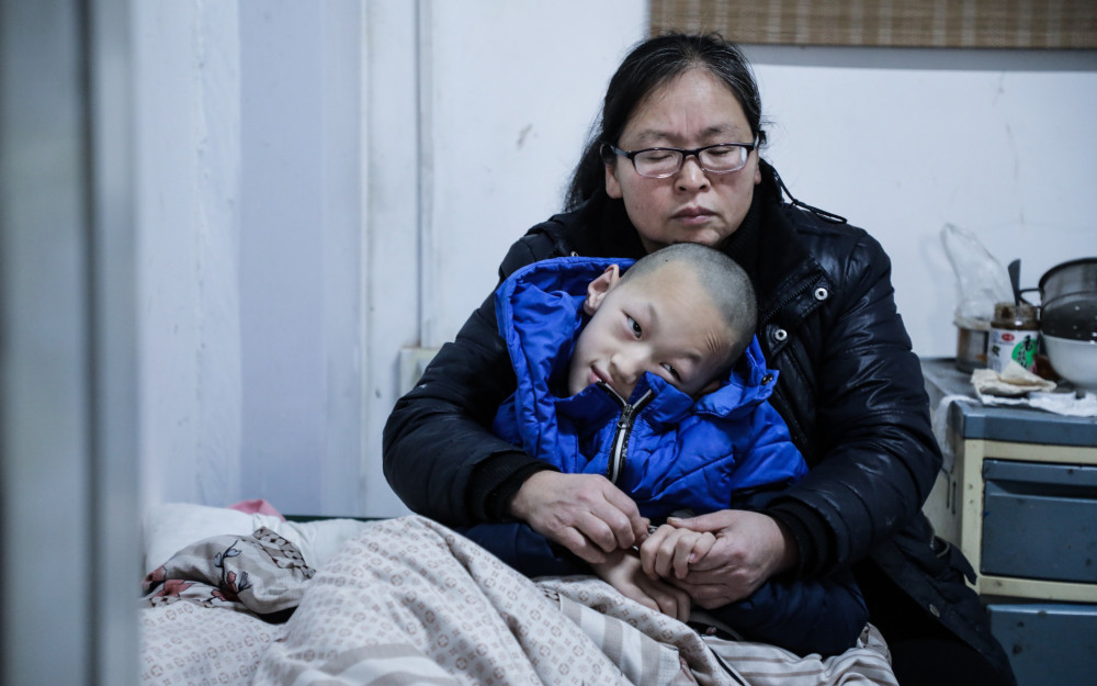 10岁男孩每天起床被掌掴60次 背后的原因让人心酸社会gif搞笑图片