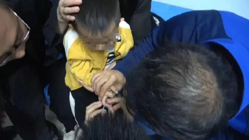 男童被金属拉环“咬手” 消防员细心施救社会gif搞笑图片