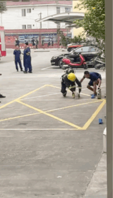 一张消防员训练的图社会gif搞笑图片